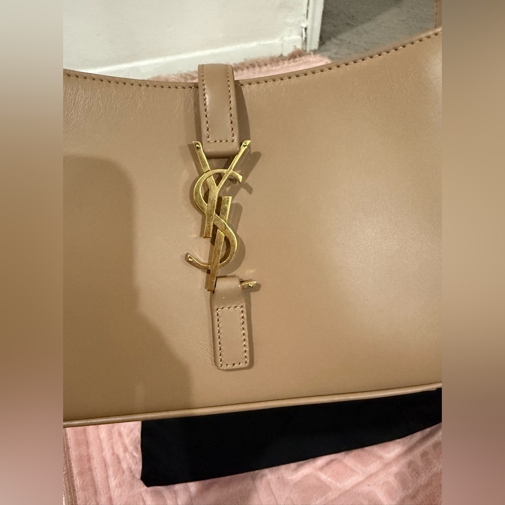 Yves Saint Laurent Le 5 A 7 Tan Shoulder Bag with Gold Logo - Picture 2 of 6